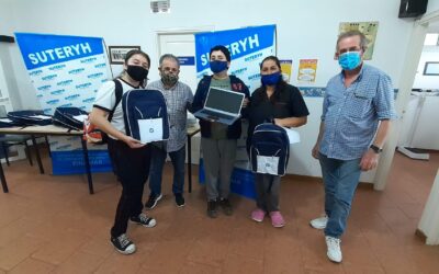 Entrega de Material Escolar y Notebooks en Pinamar